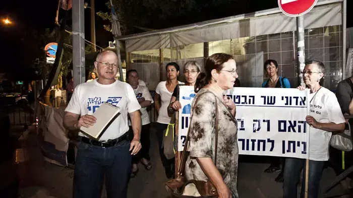 נועם ואביבה שליט בדרך לפגישתם עם ראש הממשלה בנימין נתניהו, אפריל 2011