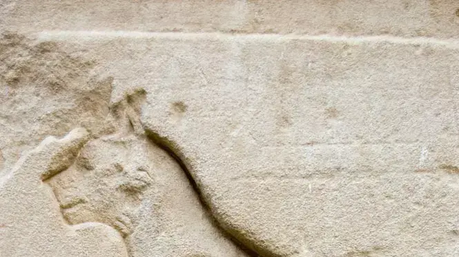 גילוף של חתול הידוע לפעמים בשם באסטט (Bastet) על הקיר החיצוני של מקדש הורוס באדפו (Edfu), מצרים גילוף של חתול הידוע לפעמים בשם באסטט (Bastet) על הקיר החיצוני של מקדש הורוס באדפו (Edfu), מצרים