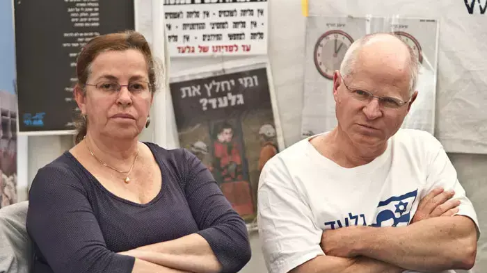 נשיא המדינה שמעון פרס בביקור לכבוד חג הפסח באוהל משפחת שליט, אפריל 2011 נשיא המדינה שמעון פרס בביקור לכבוד חג הפסח באוהל משפחת שליט, אפריל 2011