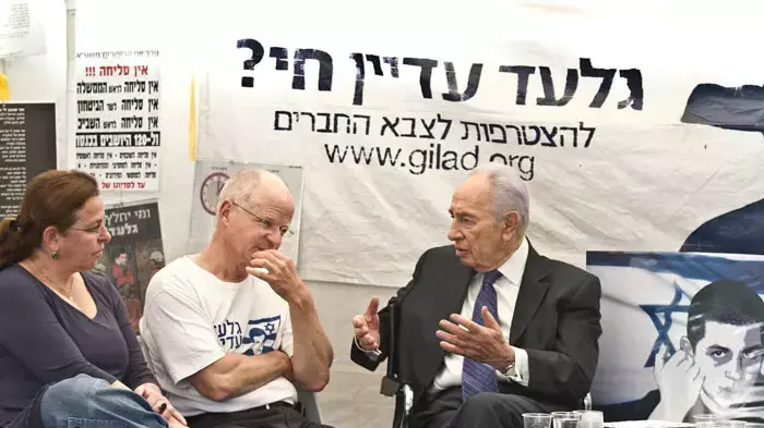 נשיא המדינה שמעון פרס בביקור לכבוד חג הפסח באוהל משפחת שליט, אפריל 2011