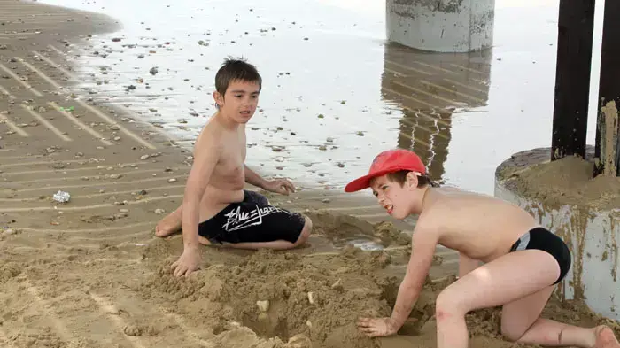 נופשים בחוף דדו בחיפה, פסח 2011