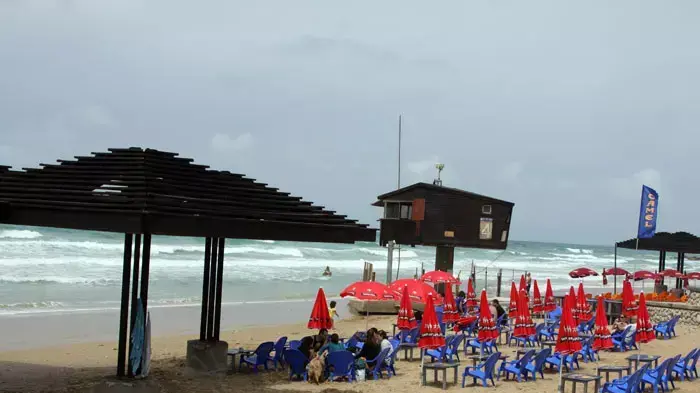 נופשים בחוף דדו בחיפה, פסח 2011