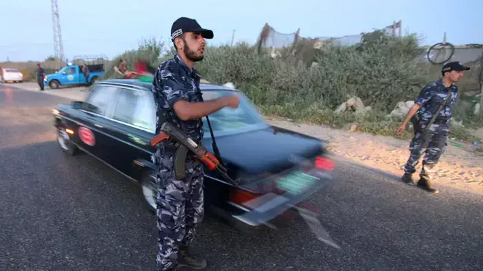 אנשי כוחות הביטחון של חמאס ליד הדירה בה התחבאו שלושת רוצחיו של הפעיל האיטלקי ויטוריו אריגוני אנשי כוחות הביטחון של חמאס ליד הדירה בה התחבאו שלושת רוצחיו של הפעיל האיטלקי ויטוריו אריגוני