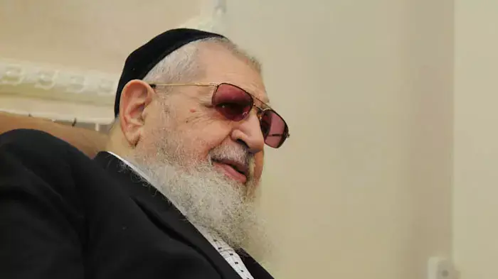 הרב עובדיה יוסף מארח בביתו את נשיא המדינה, שמעון פרס שבא לברכו לכבוד חג הפסח, אפריל 2011 הרב עובדיה יוסף מארח בביתו את נשיא המדינה, שמעון פרס שבא לברכו לכבוד חג הפסח, אפריל 2011