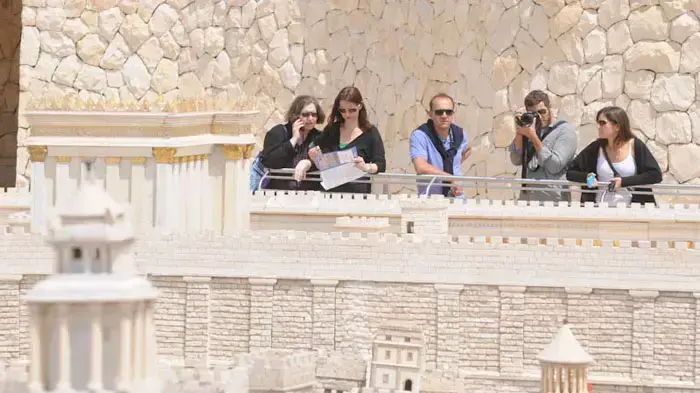 חול המועד בירושלים, תיירים ומטיילים במוזיאון ישראל, אפריל 2011
