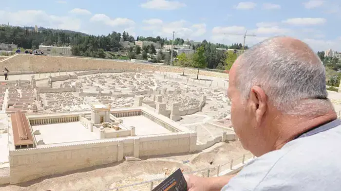 חול המועד בירושלים, תיירים ומטיילים במוזיאון ישראל, אפריל 2011