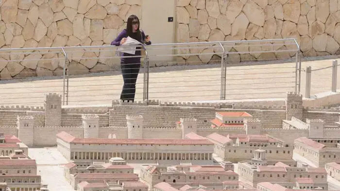 חול המועד בירושלים, תיירים ומטיילים במוזיאון ישראל, אפריל 2011