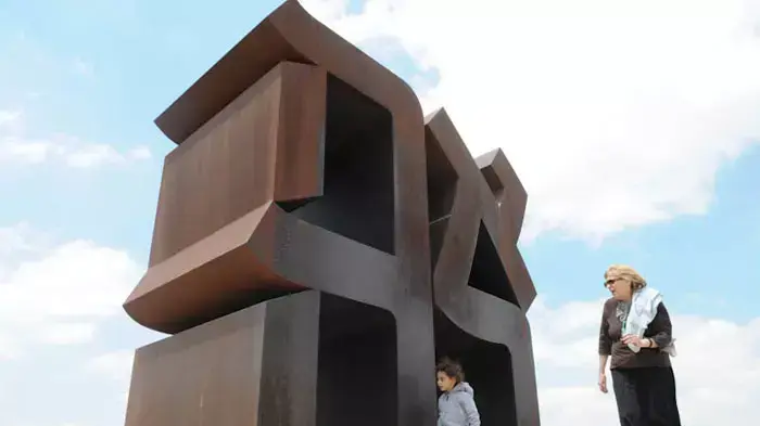 חול המועד בירושלים, תיירים ומטיילים במוזיאון ישראל, אפריל 2011