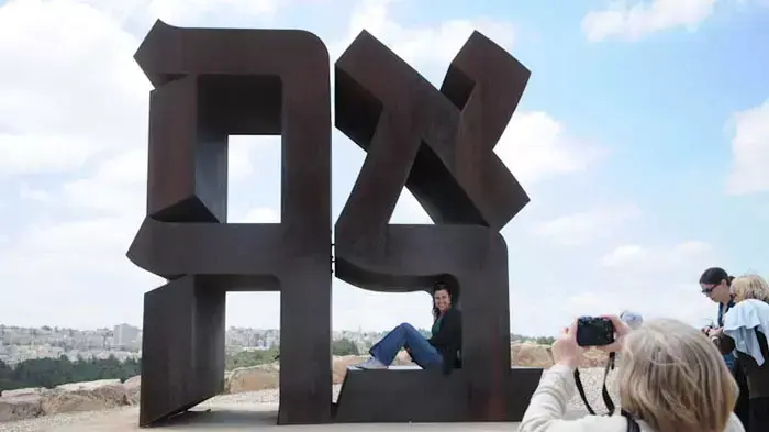 חול המועד בירושלים, תיירים ומטיילים במוזיאון ישראל, אפריל 2011