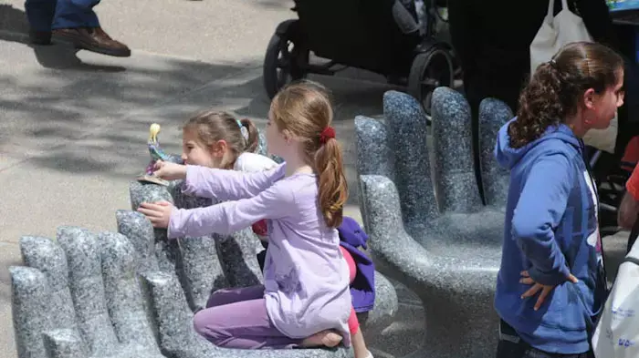 חול המועד בירושלים, תיירים ומטיילים במוזיאון ישראל, אפריל 2011