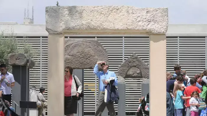 חול המועד בירושלים, תיירים ומטיילים במוזיאון ישראל, אפריל 2011