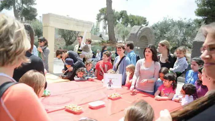 חול המועד בירושלים, תיירים ומטיילים במוזיאון ישראל, אפריל 2011