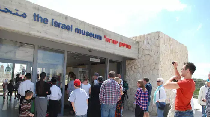 חול המועד בירושלים, תיירים ומטיילים במוזיאון ישראל, אפריל 2011