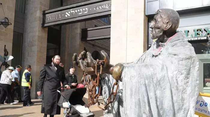 חול המועד בירושלים, תיירים ומטיילים בשדרות ממילא, אפריל 2011