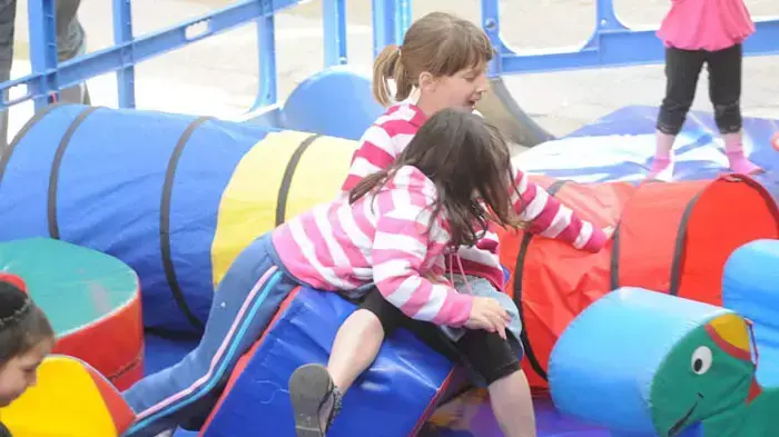 חול המועד בירושלים, תיירים ומטיילים בשדרות ממילא, אפריל 2011