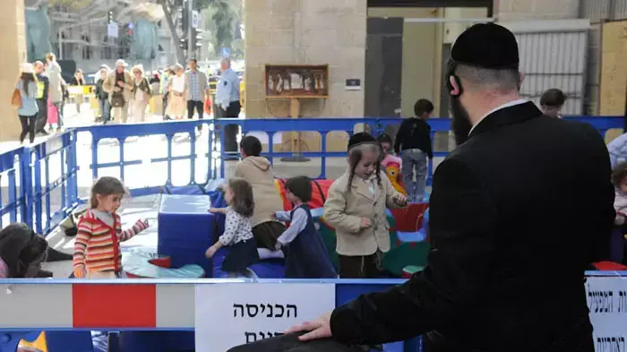 חול המועד בירושלים, תיירים ומטיילים בשדרות ממילא, אפריל 2011