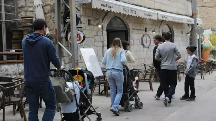 חול המועד בירושלים, תיירים ומטיילים בעין כרם, אפריל 2011