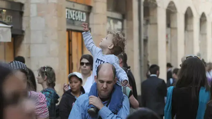 חול המועד בירושלים, תיירים ומטיילים בשדרות ממילא, אפריל 2011