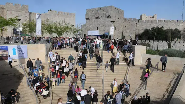 חול המועד בירושלים, תיירים ומטיילים בשדרות ממילא, אפריל 2011