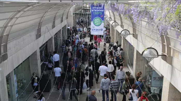 חול המועד בירושלים, תיירים ומטיילים בשדרות ממילא, אפריל 2011
