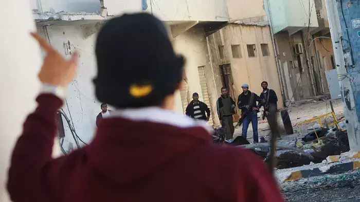 אחת התמונות שצילם כריס הונדרוס בעיר הנצורה מיסרתה, לוב, בימים האחרונים לפני שנהרג בעצמו בקרבות בעיר, 17-19 באפריל 2011