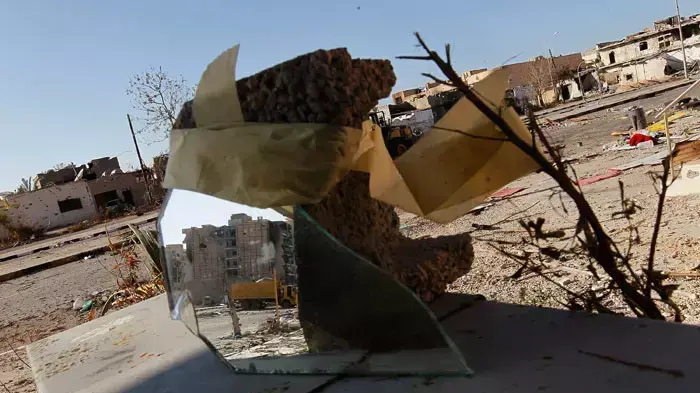 אחת התמונות שצילם כריס הונדרוס בעיר הנצורה מיסרתה, לוב, בימים האחרונים לפני שנהרג בעצמו בקרבות בעיר, 17-19 באפריל 2011