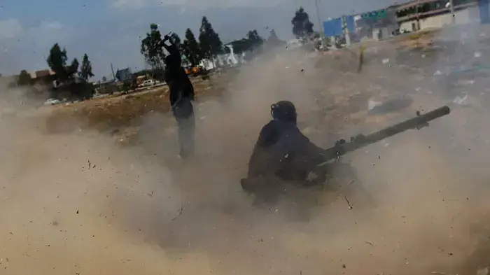 אחת התמונות שצילם כריס הונדרוס בעיר הנצורה מיסרתה, לוב, בימים האחרונים לפני שנהרג בעצמו בקרבות בעיר, 17-19 באפריל 2011