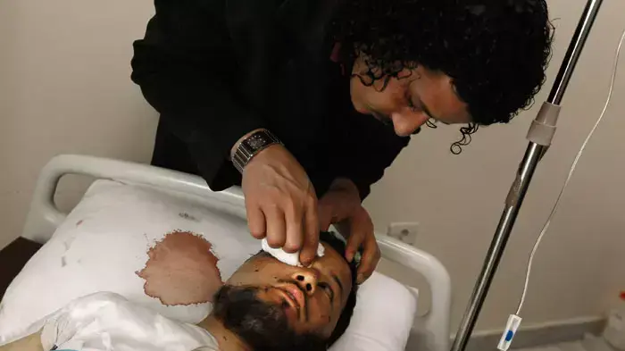 אחת התמונות שצילם כריס הונדרוס בעיר הנצורה מיסרתה, לוב, בימים האחרונים לפני שנהרג בעצמו בקרבות בעיר, 17-19 באפריל 2011