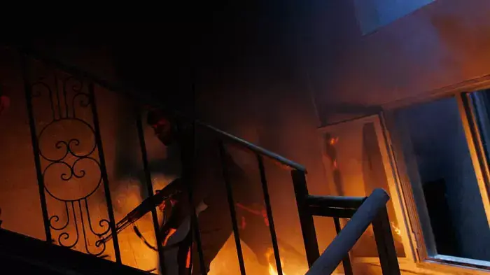 אחת התמונות שצילם כריס הונדרוס בעיר הנצורה מיסרתה, לוב, בימים האחרונים לפני שנהרג בעצמו בקרבות בעיר, 17-19 באפריל 2011