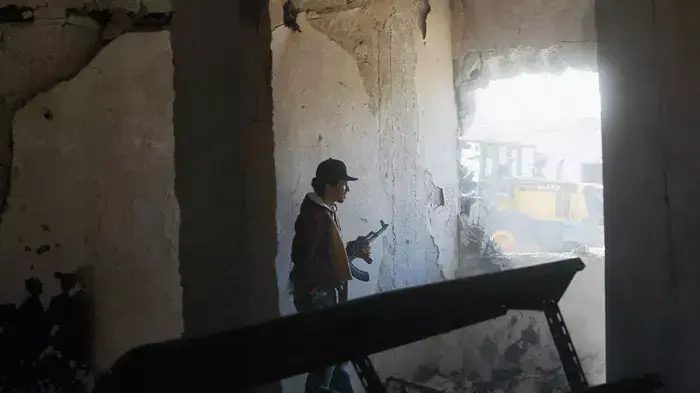 אחת התמונות שצילם כריס הונדרוס בעיר הנצורה מיסרתה, לוב, בימים האחרונים לפני שנהרג בעצמו בקרבות בעיר, 17-19 באפריל 2011