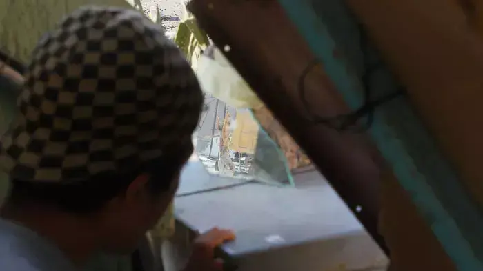 אחת התמונות שצילם כריס הונדרוס בעיר הנצורה מיסרתה, לוב, בימים האחרונים לפני שנהרג בעצמו בקרבות בעיר, 17-19 באפריל 2011