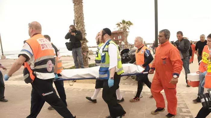 הוצאת גופה של ילד שטבע בחוף הכרמל בחיפה, אפריל 2011 הוצאת גופה של ילד שטבע בחוף הכרמל בחיפה, אפריל 2011