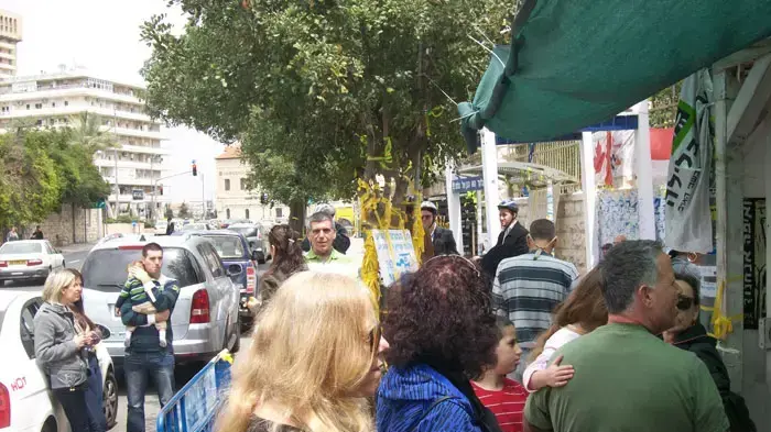 מבקרים רבים באוהל משפחת שליט בירושלים, אפריל 2011