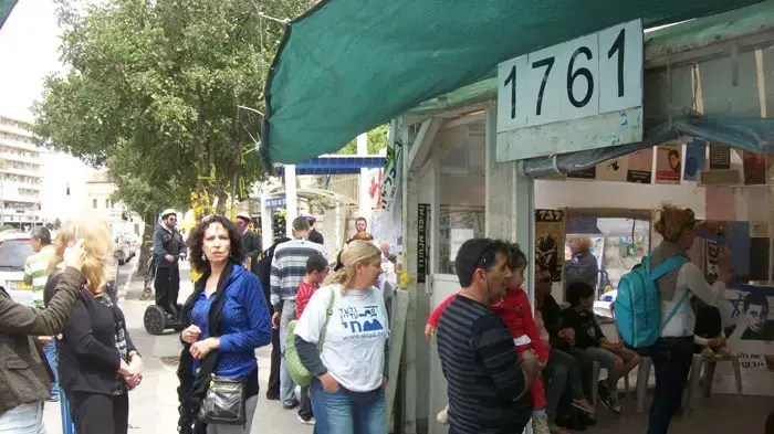 מבקרים רבים באוהל משפחת שליט בירושלים, אפריל 2011 מבקרים רבים באוהל משפחת שליט בירושלים, אפריל 2011