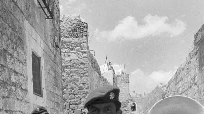 חייל ישראלי ממשמר הגבול מכריז במגפון על עוצר מייד לאחר מלחמת ששת הימים, 1967