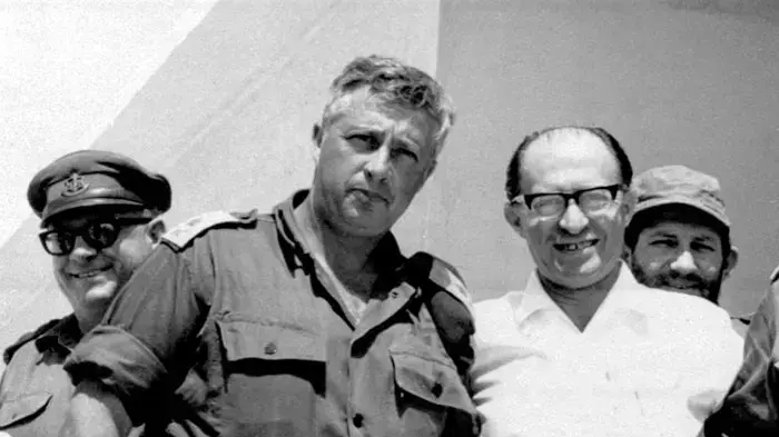אלוף אריאל שרון מראה לראש הממשלה מנחם בגין את השטח אשר ישראל כבשה בסיני במלחמת ששת הימים, 1967