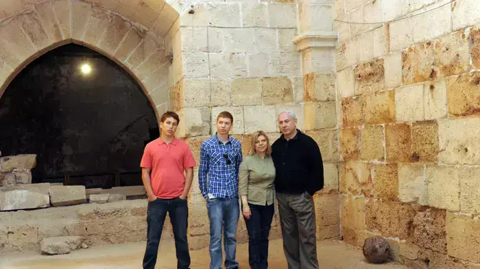 ראש הממשלה בנימין נתניהו ומשפחתו מטיילים בעיר עכו, אפריל 2011