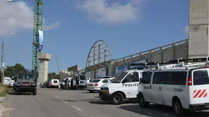 כוחות משטרה בזירת הרצח בכפר עילוט, אפריל 2011