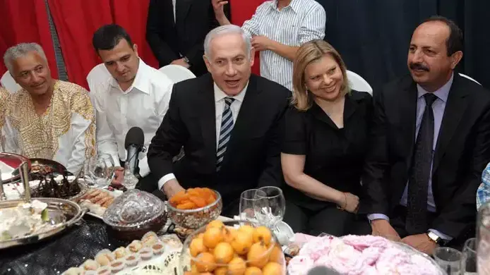 אש הממשלה בנימין נתניהו ורעייתו שרה מתארחים בחגיגות המימונה בבית משפחת ביטון באור עקיבא, מימין ראש עיריית אור עקיבא שמחה יוספוב