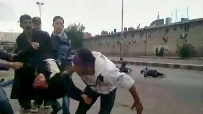 מתוך סרטון חובבים: נושאים פצוע שנפגע בהפגנה נגד השלטון, דמשק בירת סוריה, 23 באפריל 2011 מתוך סרטון חובבים: נושאים פצוע שנפגע בהפגנה נגד השלטון, דמשק בירת סוריה, 23 באפריל 2011