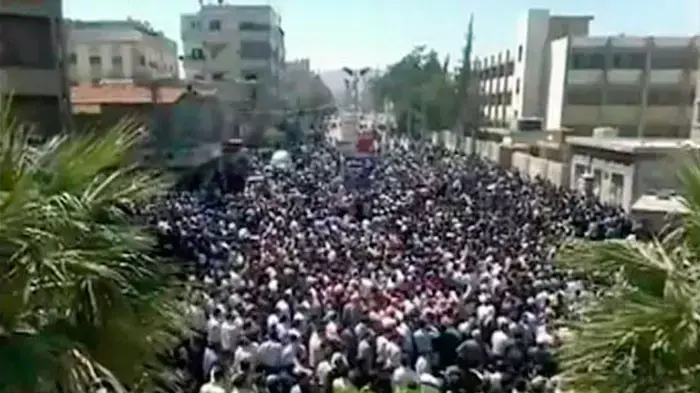 מתוך סרטון חובבים: הפגנה נגד השלטון בפרבר דומא של דמשק, בירת סוריה, 24 באפריל 2011