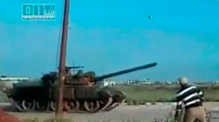 מתוך סרטון חובבים: מפגין זורק אבן על טנק של צבא סוריה בעיר דרעא, 25 באפריל 2011 מתוך סרטון חובבים: מפגין זורק אבן על טנק של צבא סוריה בעיר דרעא, 25 באפריל 2011