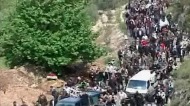 מתוך סרטון חובבים: תהלוכת הלוויה של הרוג בהפגנות נגד שלטונות סוריה, מקום לא ידוע, 24 באפריל 2011 מתוך סרטון חובבים: תהלוכת הלוויה של הרוג בהפגנות נגד שלטונות סוריה, מקום לא ידוע, 24 באפריל 2011