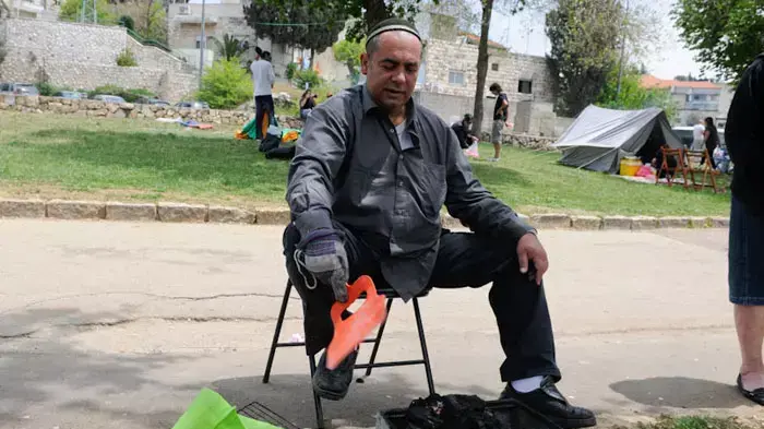 מטיילים בגן סאקר, ירושלים איסרו חג, אפריל 2011