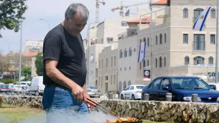 מטיילים בגן סאקר, ירושלים איסרו חג, אפריל 2011