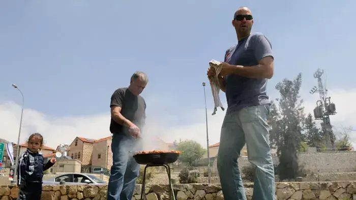מטיילים בגן סאקר, ירושלים איסרו חג, אפריל 2011