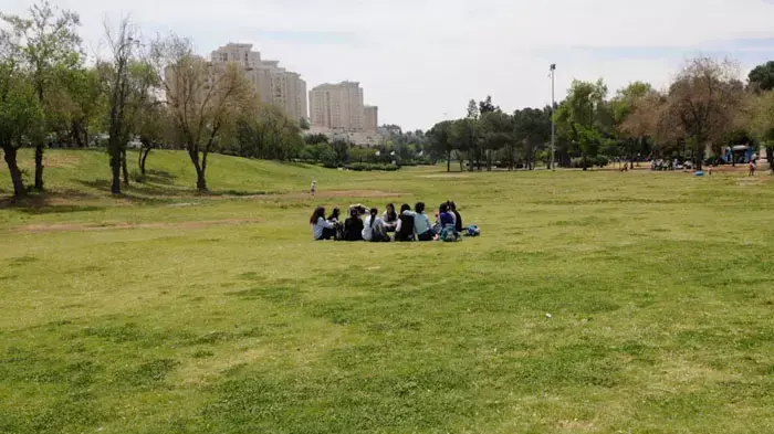 מטיילים בגן סאקר, ירושלים איסרו חג, אפריל 2011