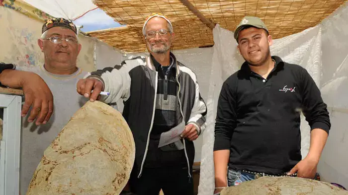 מטיילים בגן סאקר, ירושלים איסרו חג, אפריל 2011