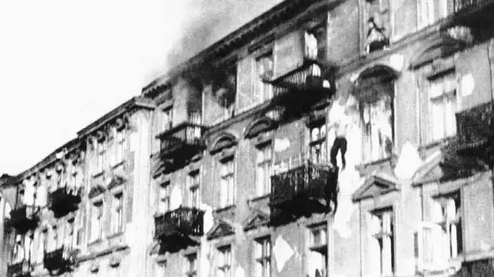 אדם קופץ מחלון בזמן פירוק גטו ורשה, 1943 אדם קופץ מחלון בזמן פירוק גטו ורשה, 1943