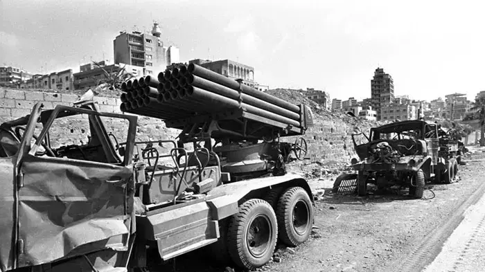 משגרי קטיושות וכלי רכב שהשאירו מאחור חמושים פלסטינים שברחו מפני הצבא הישראליף ספטמבר 1982 משגרי קטיושות וכלי רכב שהשאירו מאחור חמושים פלסטינים שברחו מפני הצבא הישראליף ספטמבר 1982